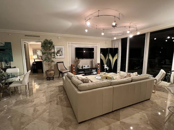 Vacation rental for 6 people, with sauna and hot tub as well as balcony and pool in Riviera Beach