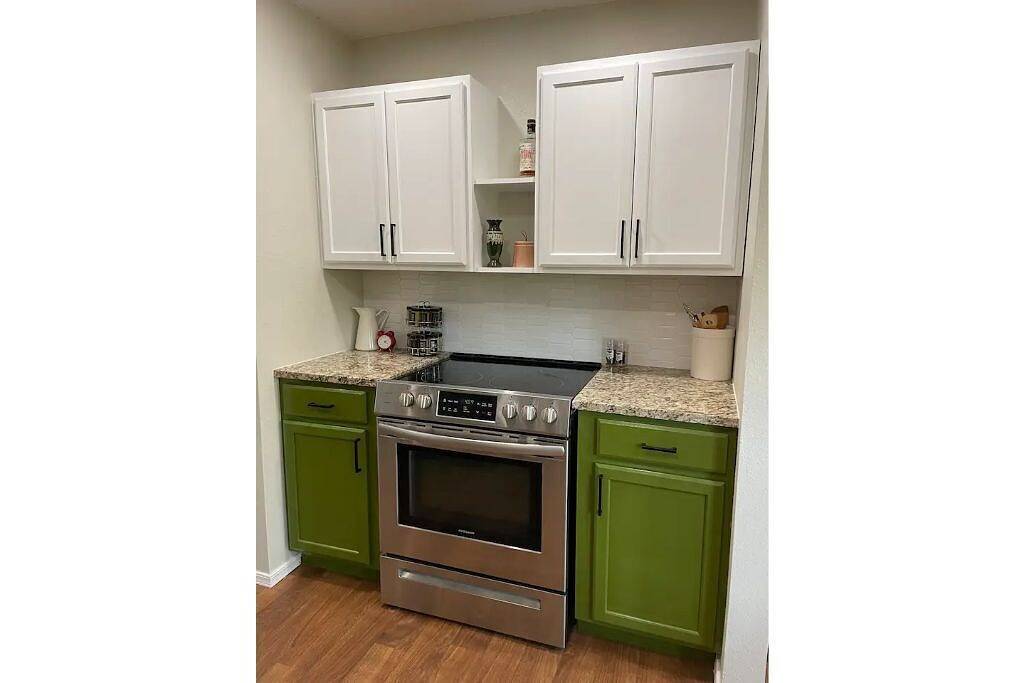 The Little Lake Shack- Pet Friendly Treehouse Cabin in Lake Tenkiller