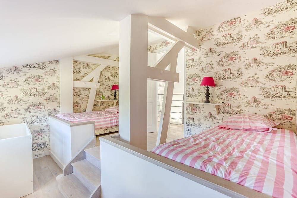 Beautiful family home with heated pool and tennis court 15 minutes from Deauville in Quetteville, Region de Lisieux