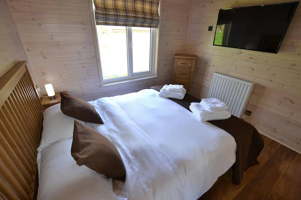 Entire apartment, Sparrowhawk Luxury Lodge with Sauna and Hot Tub in Chinnor, Chiltern Hills