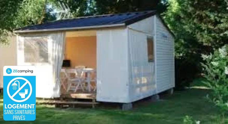 Camping pour 3 personnes, avec bassin pour enfant ainsi que piscine et vue sur le lac dans le Limousin
