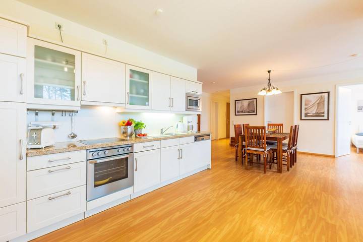 Ganze Wohnung, Elegante Ferienwohnung mit eigener Terrasse direkt am Strand in Strandkörbe, Breege