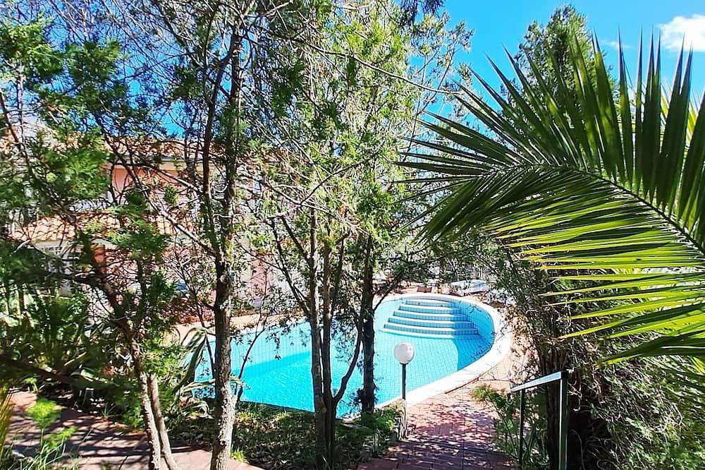 Spacious villa with pool, sleeps 10, at the foot of Mount Etna, 20 km from Catania in Ragalna, Ätna