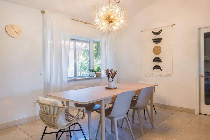 Vacation rental for 8 people, with pool and yard as well as balcony and hot tub, with pets in Yucca Valley