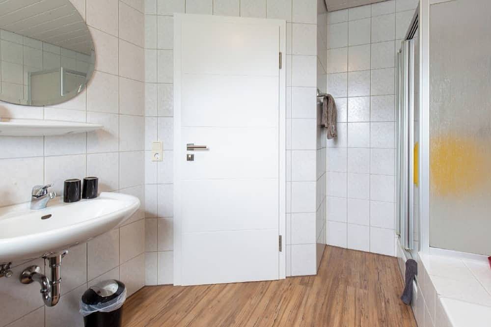 Ganze Wohnung, Gemütliche, neu renovierte Ferienwohnung (55qm) für bis zu 4 Personen in Erlabrunn, Fränkisches Weinland