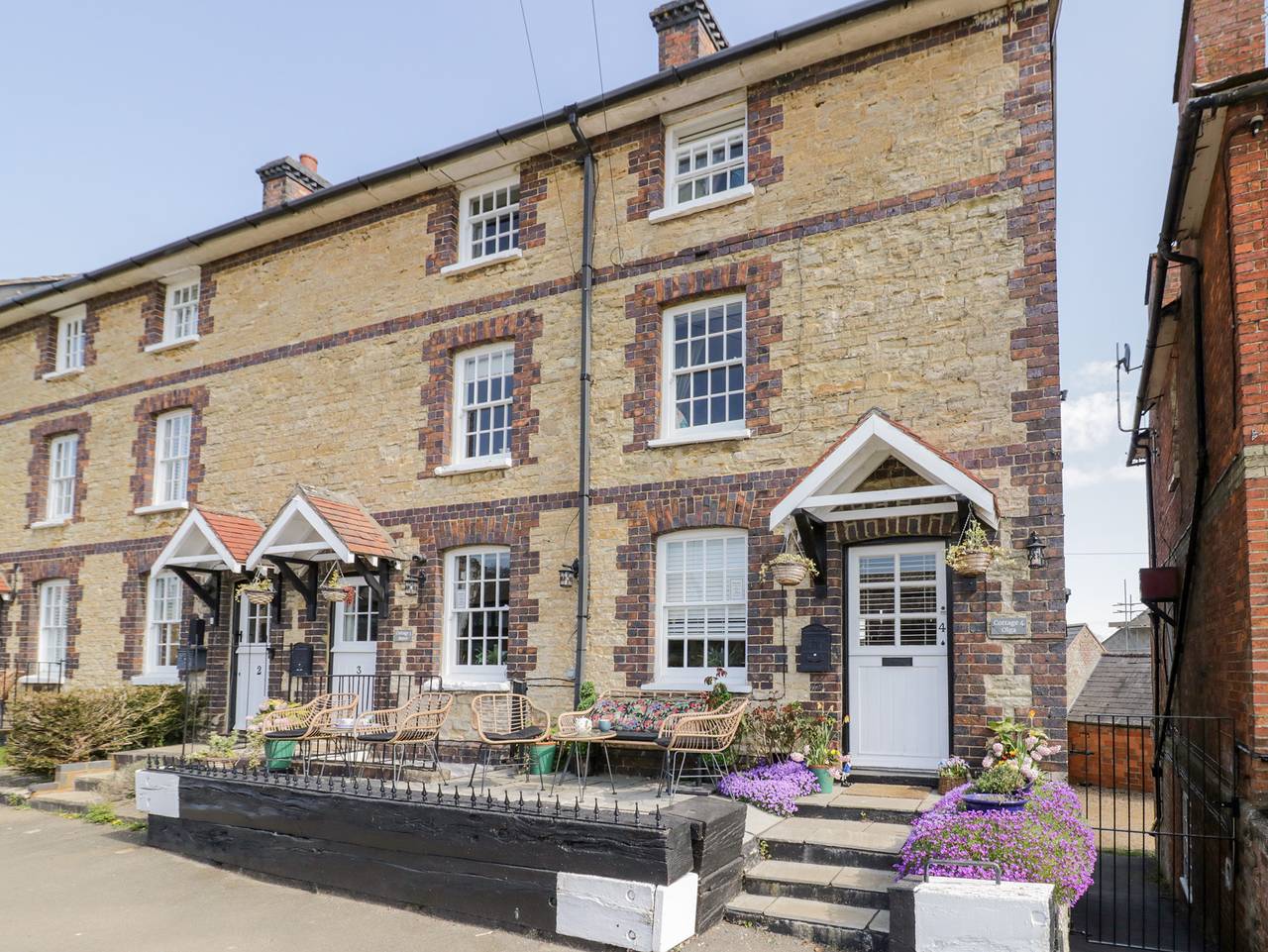 4 Canalside Cottages in Northamptonshire