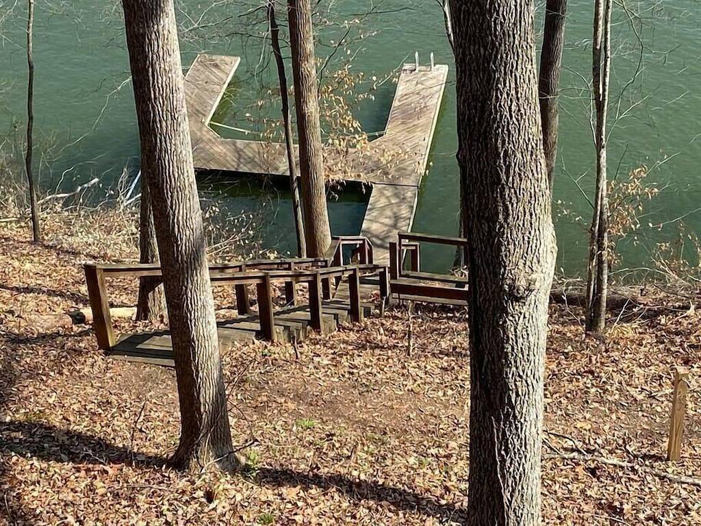 This cabin is a 2 bedroom(s), 1 bathrooms, located in Union Hall, Va. in Union Hall, Smith Mountain Lake