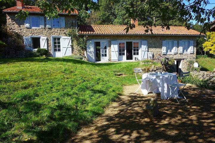 Gîte pour 8 personnes, avec jardin et terrasse à Cherier
