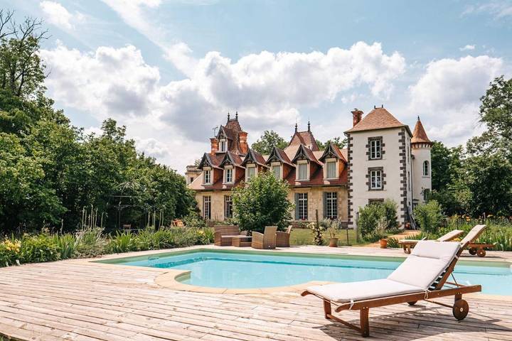 Cottage pour 7 personnes, avec piscine ainsi que jardin et vue à Saint-Priest-Bramefant