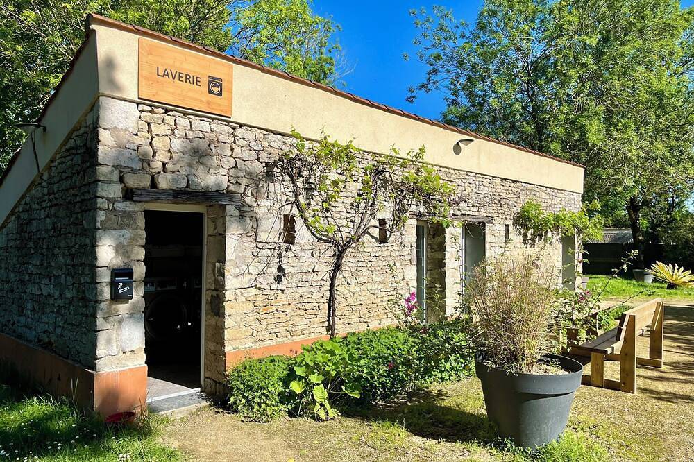 Mobilhome à 4 Kils de la Station Balnéaire la Tranche sur mer in Angles, Vendée