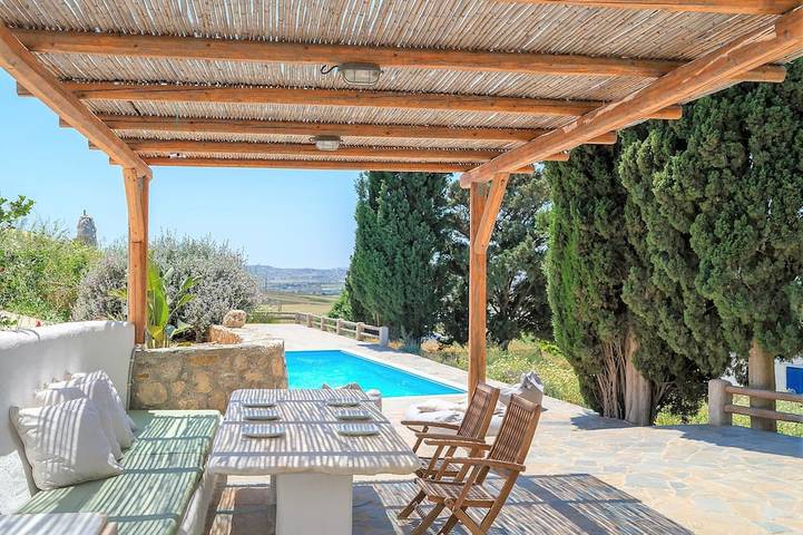 Vacation rental for 11 people, with terrace and yard in Paros