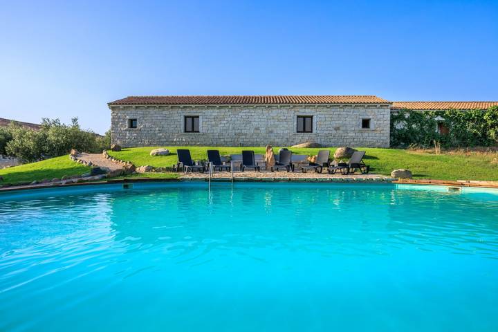 Gîte pour 4 personnes, avec piscine et jardin, animaux acceptés à Badesi - 3