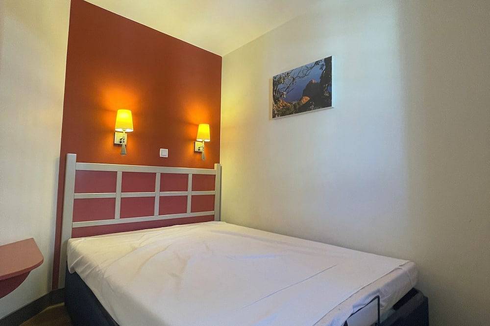 Ganze Wohnung, Stone and vacation apartment with covered parking space and pool access. in Le Dramont, Saint-Raphaël