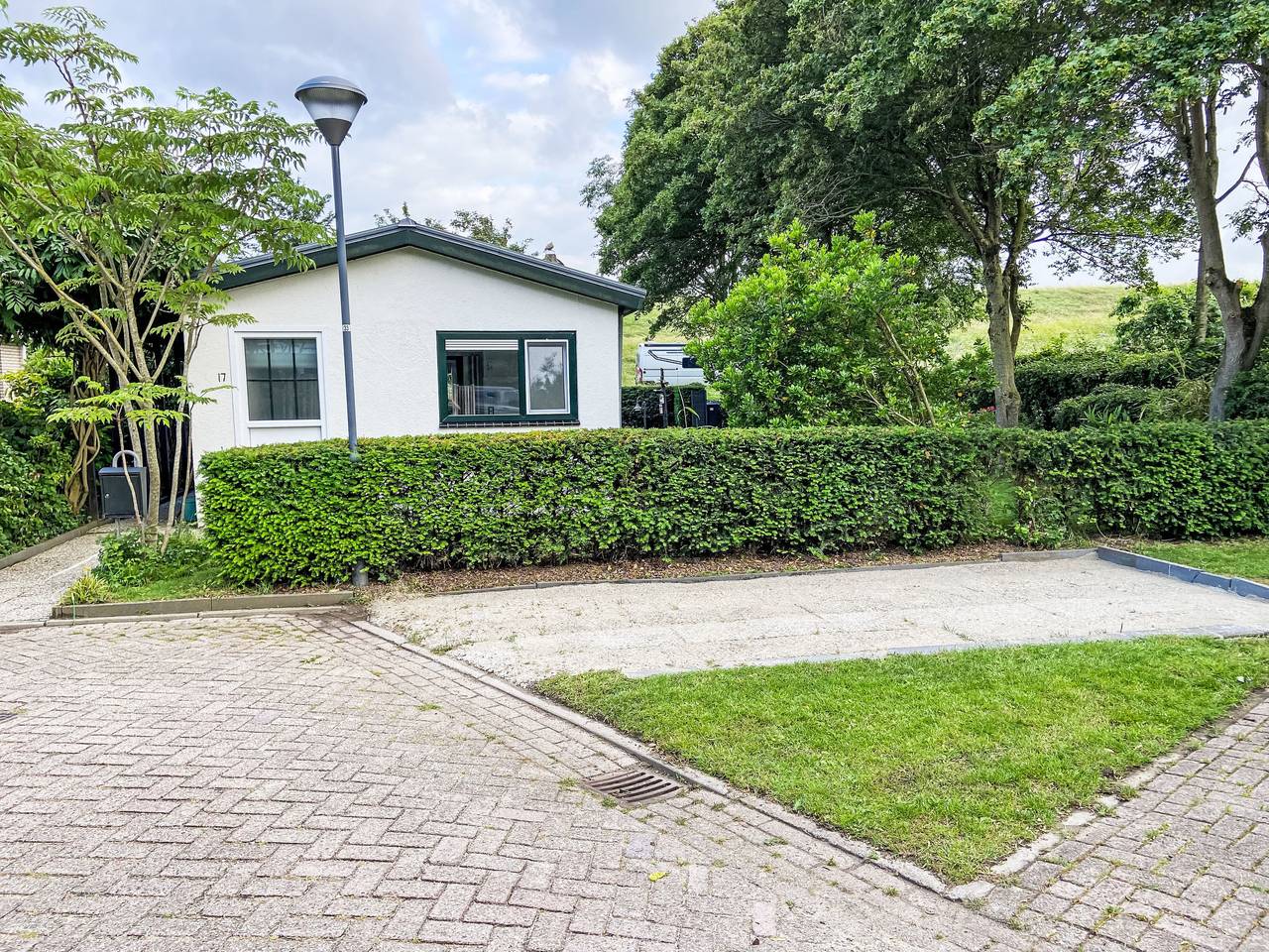 Kleine woning met tuin direct achter de dijk in Nederlandse Noordzeekust