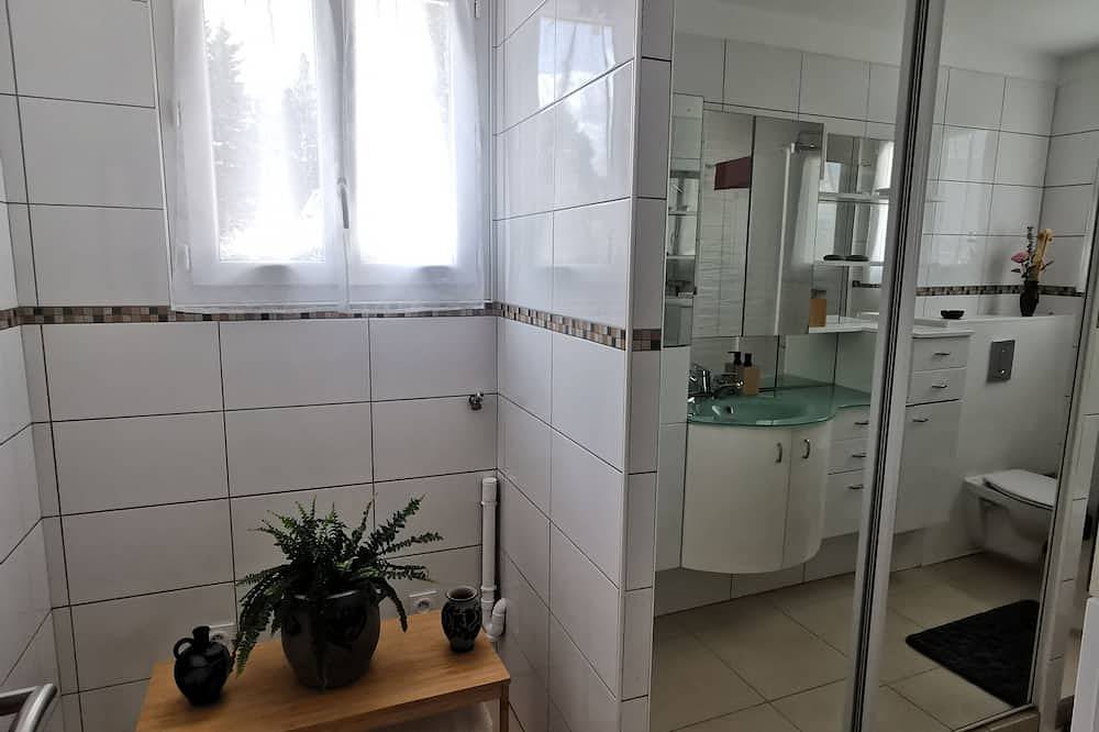 Entire apartment, Furnished 2-bedroom apartment \"Le Nid des maures\", shared pool and jacuzzi in Le Cannet-des-Maures, Draguignan region