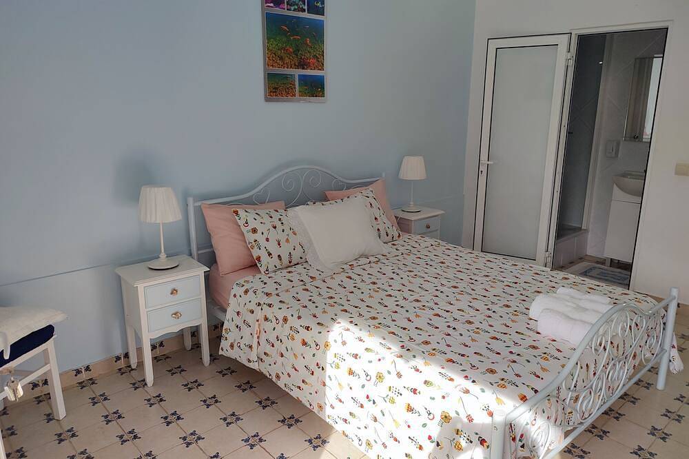 D'Hôtes- Rooms Bed & Breakfast- Quartos Of Hospedes- Nazaré- Alcobaça. in Cela, Leiria District