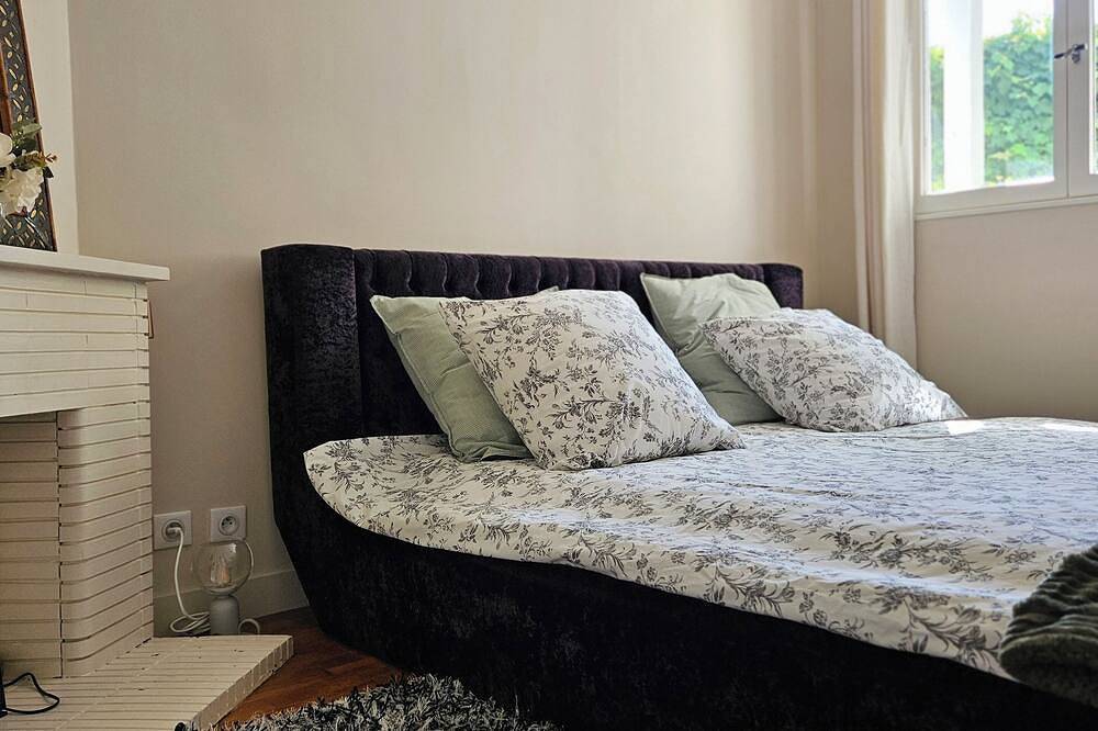 Le Jardin 28: Free closed parking lot 15 minutes' walk from Rer A/E, Paris/Disney in Champigny-sur-Marne, Val-de-Marne