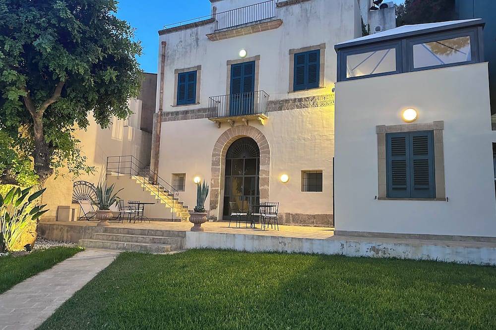 A typical 19th-century Sicilian dimora with tuff  finishes and stunning view in Marsala, Trapani Provinz