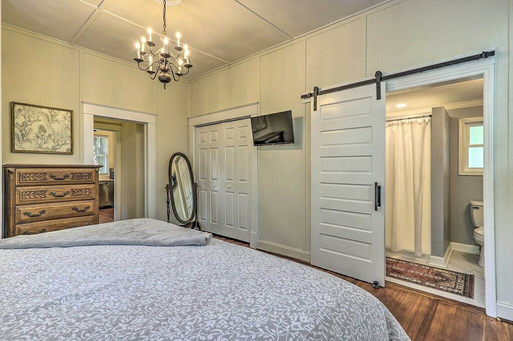 Cozy ‘Casa Verde’ Getaway - 1 Mi to Uncg Campus in Lindley Park, Greensboro