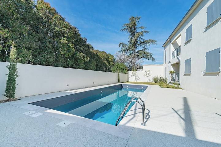 Appartement de vacances pour 4 personnes, avec jardin et piscine, animaux acceptés