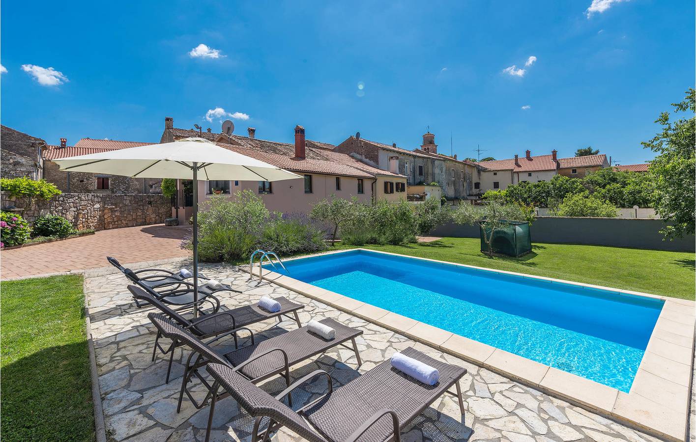 Schickes 2-Zimmer-Apartment mit Pool und Terrasse, in der Nähe einer Pizzeria und des Zentrums von Barban in Barban, Südküste Istrien
