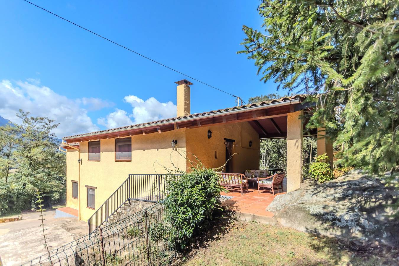 Maison rurale 'Can Guidic' avec vue sur la montagne, piscine privée et Wi-Fi in La Vall d'en Bas, Garrotxa