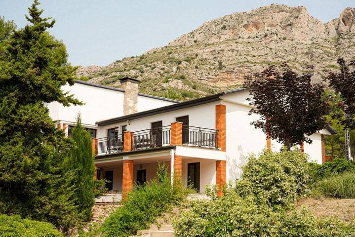 Casa rural para 14 personas, con jacuzzi y piscina además de terraza y jardín en Confrides