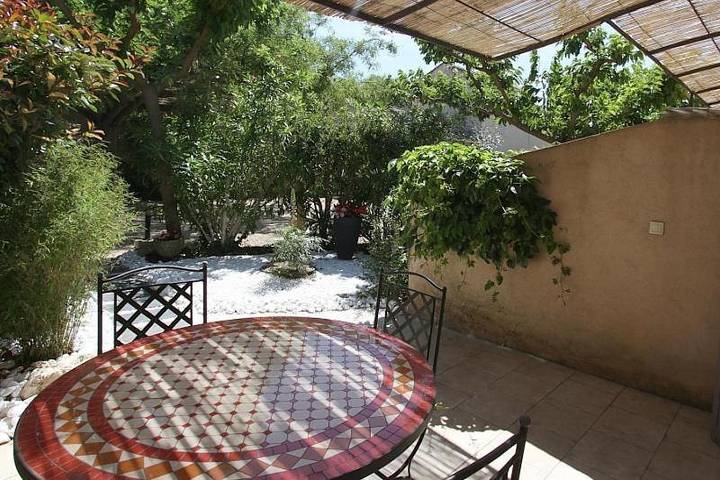 Location de vacances pour 2 personnes, avec jardin ainsi que terrasse et piscine à Mollégès - 4