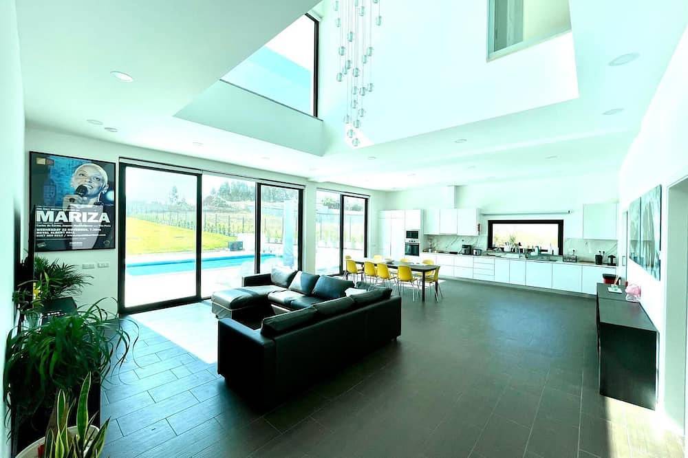 Casa Iroko: Modern villa, private pool, 4 bedrooms, landscape garden, quiet area in Caldas da Rainha, Leiria District