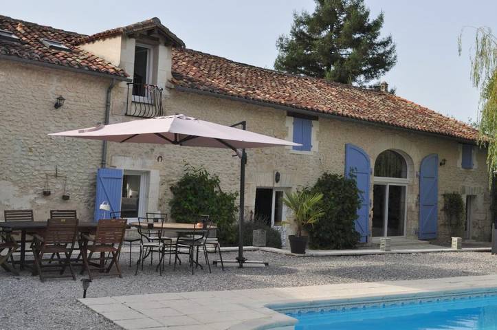 Chambre d’hôte pour 2 personnes, avec vue ainsi que jardin et piscine à Champagne-et-Fontaine
