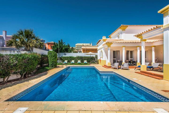 Location de vacances pour 14 personnes, avec terrasse ainsi que jardin et piscine à Guia - 2