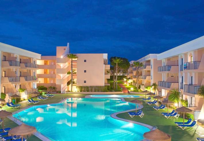 Apartahotel para 4 personas, con vistas y piscina para niños además de piscina y jardín en Provincia de Cádiz