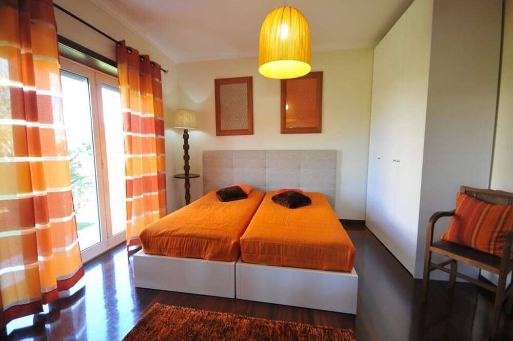 Quaint Esposende Villa | 5 Bedrooms | Villa Esposende Retreat | Fenced Private. in Esposende, Parque Natural do Litoral Norte