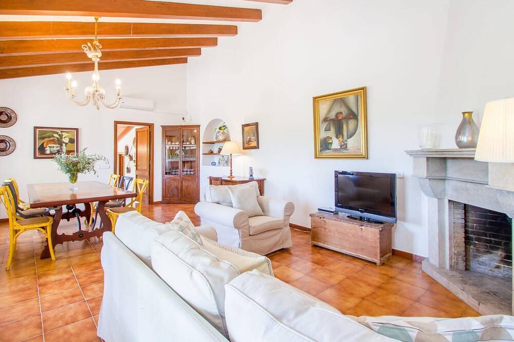 Lovely home in Puigpunyent with private swimming pool, can be inside or outside in Puigpunyent, Mallorca Westen