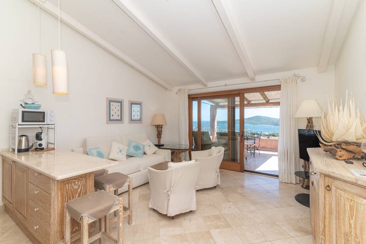 Appartamento intero, Meraviglioso “Attico Il Fiordo” con Vista Mare, Piscina, Wi-Fi e Aria Condizionata in Porto Pozzo, Santa Teresa Gallura