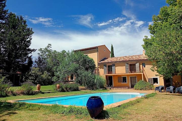 Location de vacances pour 12 personnes, avec jardin à Villecroze