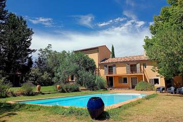 Location de vacances pour 12 personnes, avec jardin à Villecroze