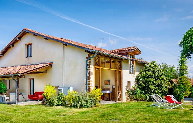 Location de vacances pour 15 personnes, avec jardin ainsi que piscine et terrasse à Ossages