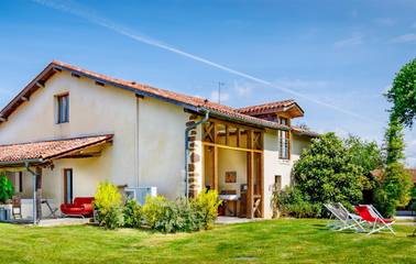 Gîte pour 15 personnes, avec jardin ainsi que piscine et terrasse à Ossages