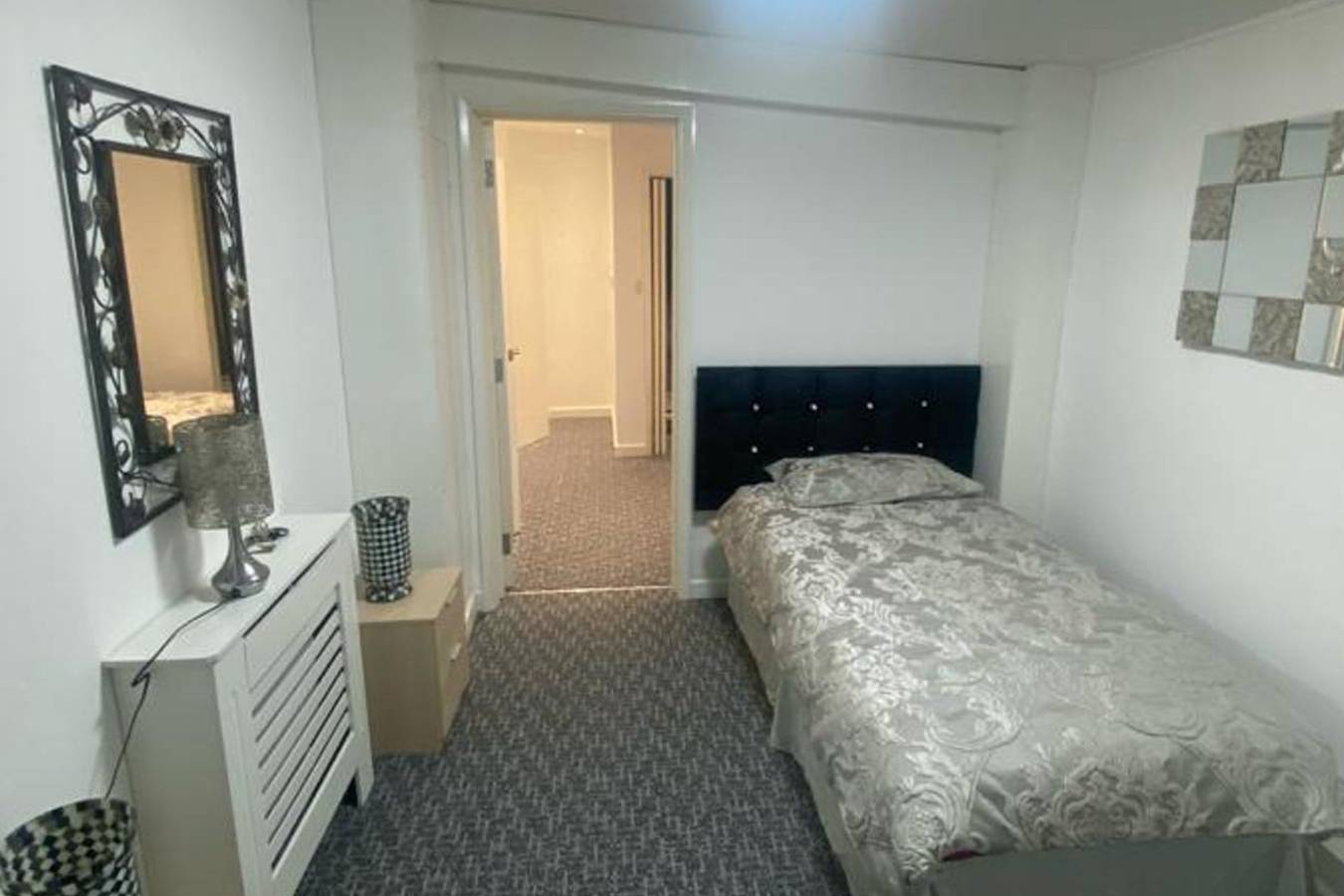 Entire holiday apartment, 3 Bed Apartment - Sleeps 6 - Free Parking, Wifi in Brecon Beacons
