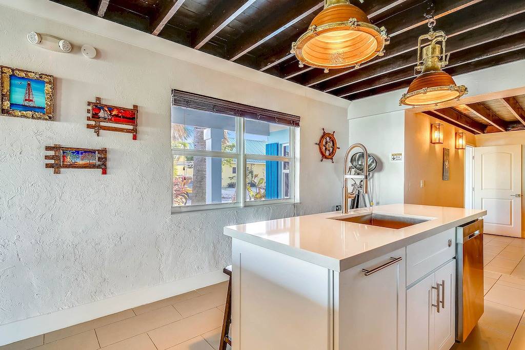 Neue Auflistung! Neu renoviertes Haus am Kanal mit privatem Pool. in Marathon, Monroe County