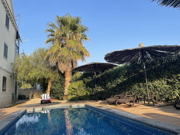 Appartamento per 6 persone, con Vista oceano e Balcone nonché Giardino e Piscina in Brac