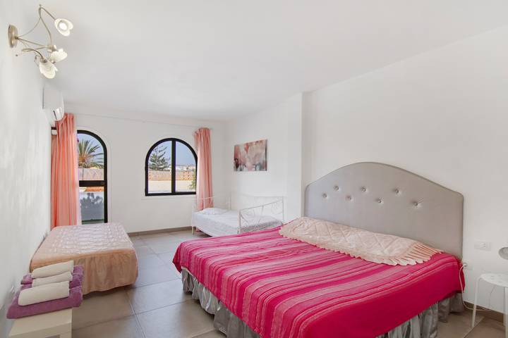 Entire apartment, 'Habitación Rosa' with Mountain View, Wi-Fi and Air Conditioning in Maspalomas, San Bartolomé de Tirajana
