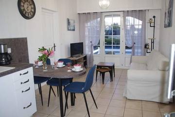Gîte pour 3 personnes, avec terrasse et jardin à Cast