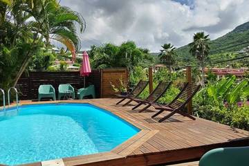 Gîte pour 4 personnes, avec jacuzzi ainsi que piscine et terrasse dans Anse à l'Ane