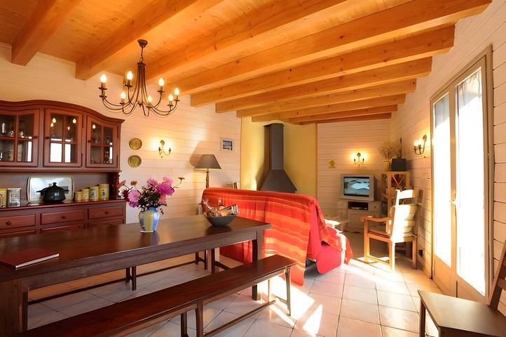 Location de vacances pour 6 personnes, avec jardin à Jujols