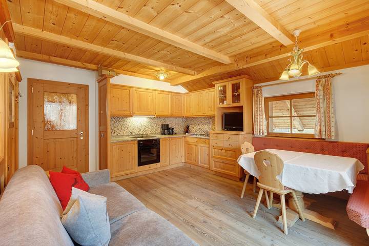 Entire apartment, Apartment "Ciasa Mirio Pars" with Mountain View, Wi-Fi & Balcony in Rumestluns, La Val