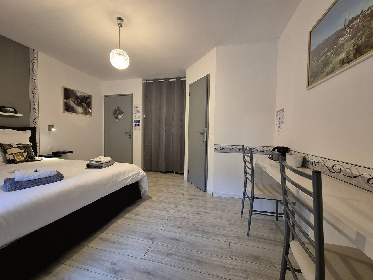 Chambre d’hôtes « Le Milan Noir - Chambre N°4 » avec terrasse, jardin partagés et Wi-Fi in Riols, Région de Béziers