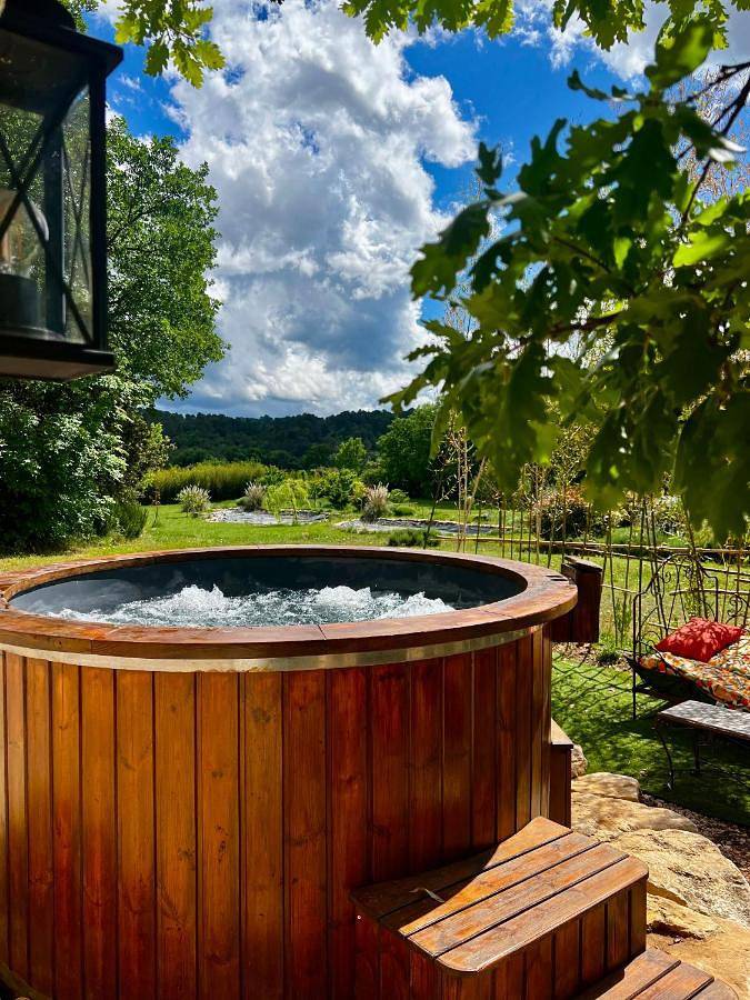 Location de vacances pour 3 personnes, avec piscine ainsi que vue et jardin à Tavernes - 2