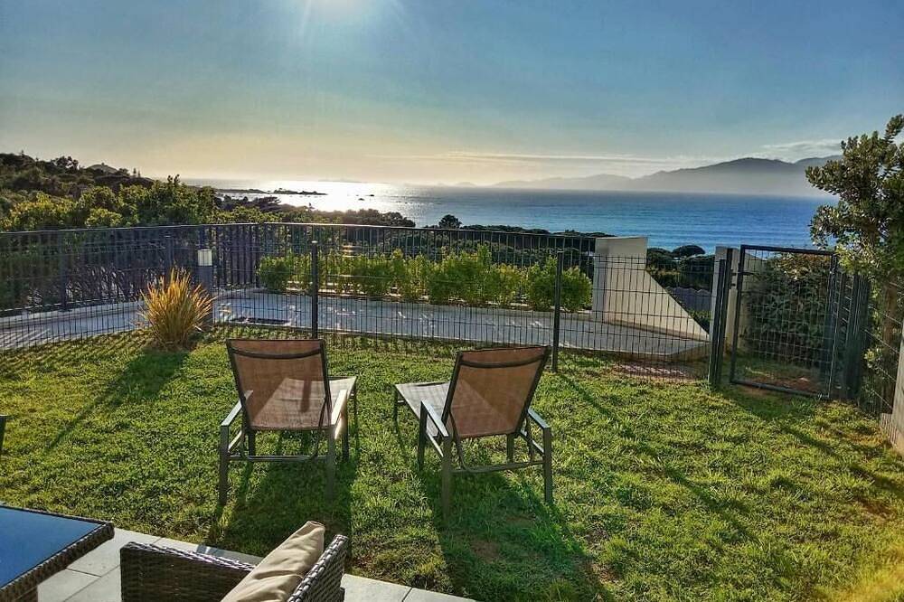 Ganze Wohnung, Air-conditioned T3 Apartment with garden, sea and mountain views, beach 200m away in Pietrosella, Ajaccio und Umgebung